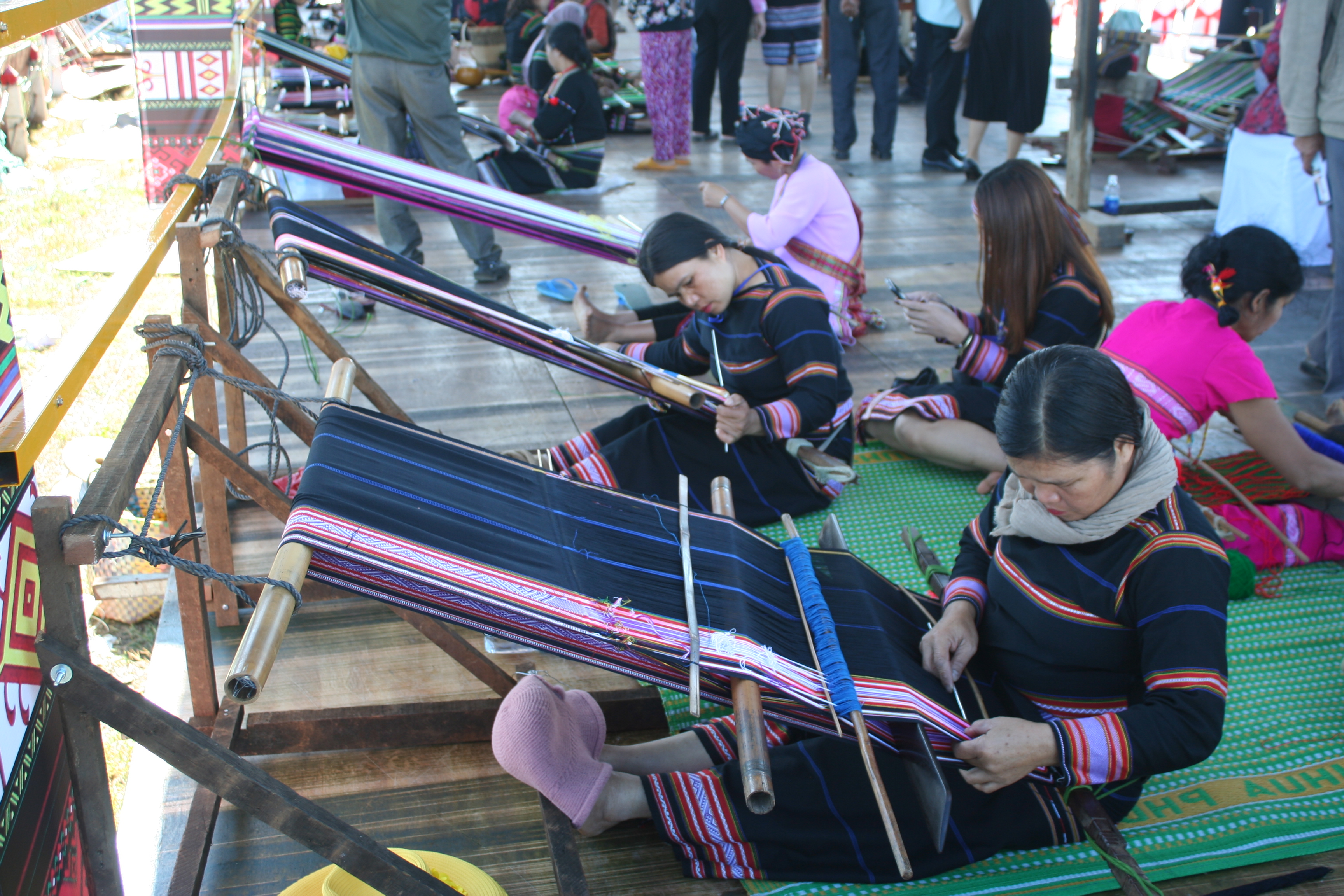 Phụ nữ làng Choet Ngol gìn giữ nghề truyền thống